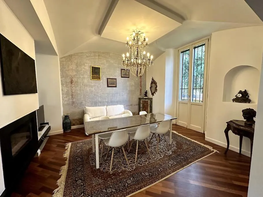La Casa Di Veronica Côme 0*,  Italia